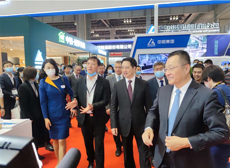 全国政协常委、中国有色金属工业协会党委书记葛红林等领导到公司展位参观指导